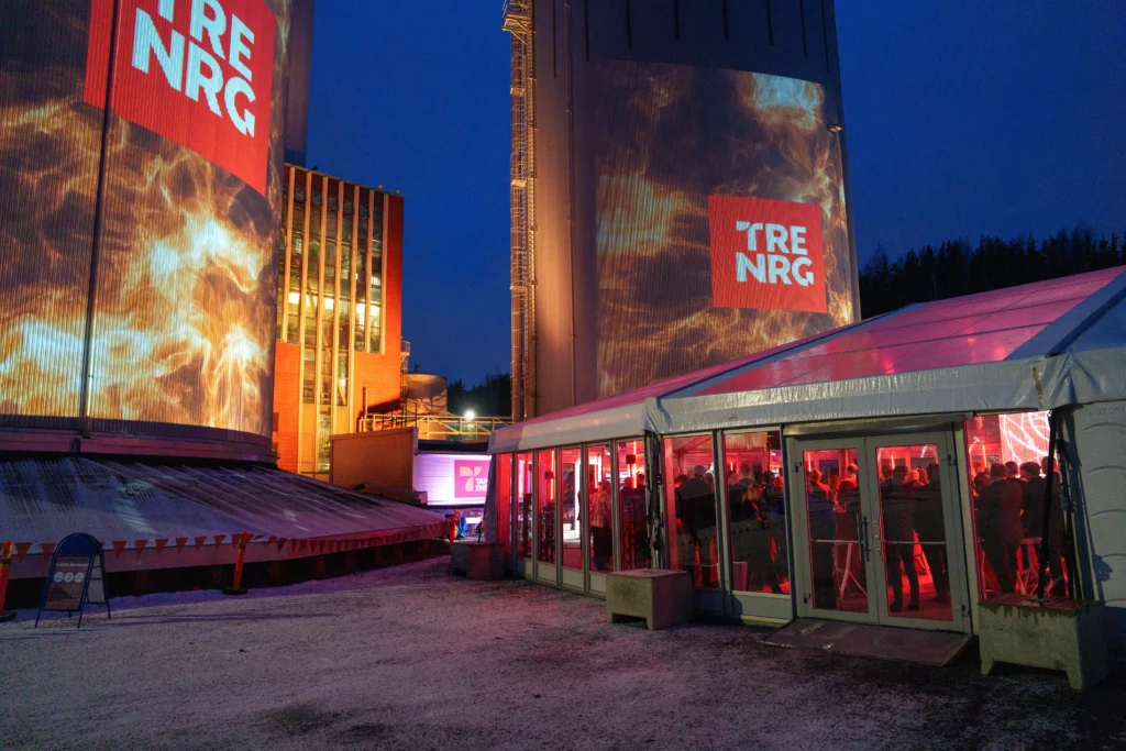 Näyttävä tuli-projiosointi Tampereen energian Lielahden voimalaitoksella