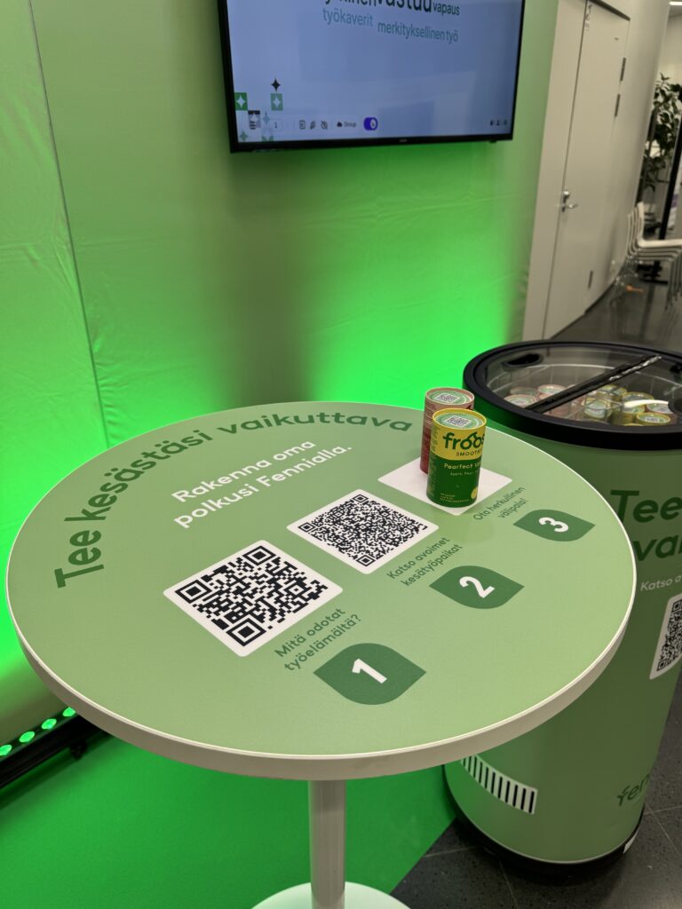 Messuosaston pöytä, jonka pinnassa brändätty teippaus.
