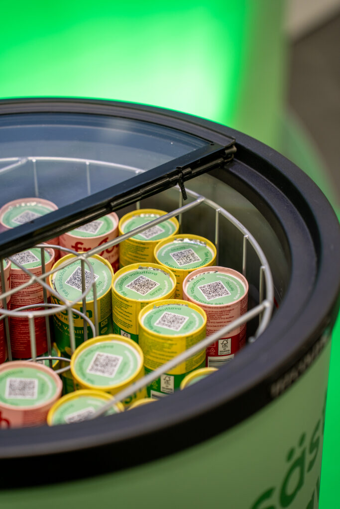 Kylmäallas, jossa smoothie juomia messuosastolla