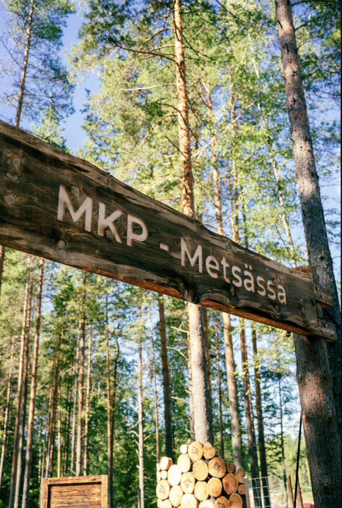 Puusta valmistettu kyltti messuosaston sisäänkäynnillä.