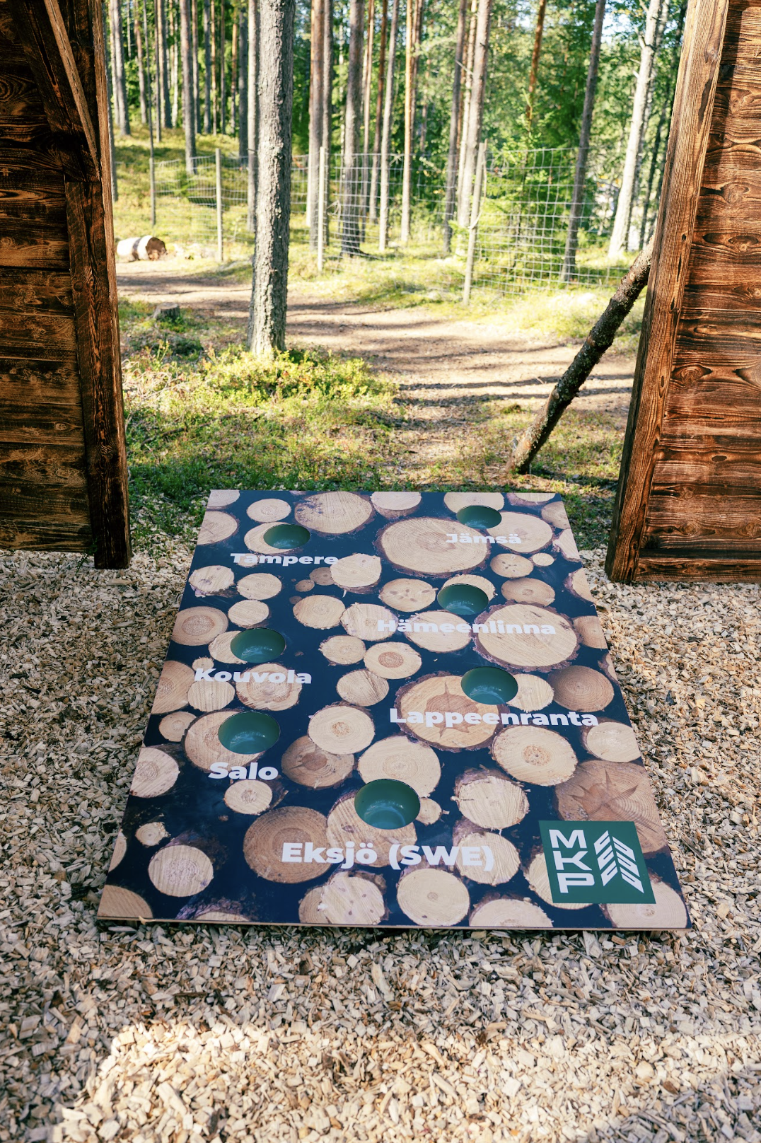 Messuosaston sisäänkäynnillä matto, jossa on puun runkojen kuvia